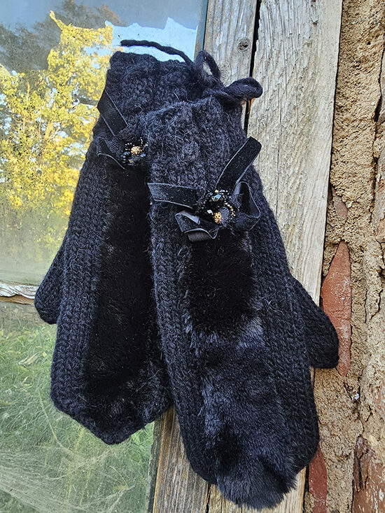 Knitted mittens - black with fur 