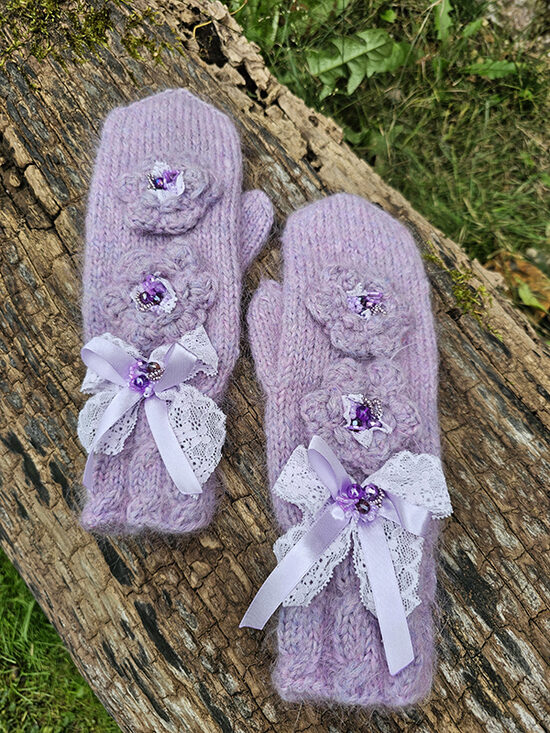 Knitted mittens with crocheted flowers - light purple 