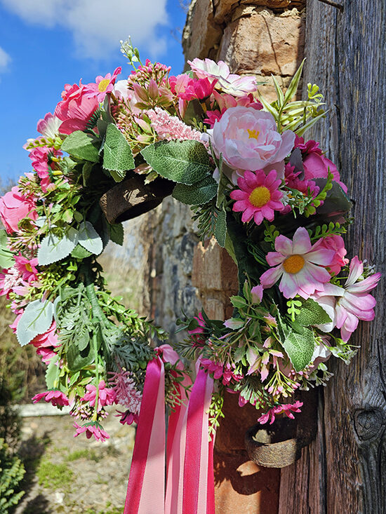 Mākslīgo ziedu matu vainadziņš - spilgti rozā ar rozēm un margrietiņām