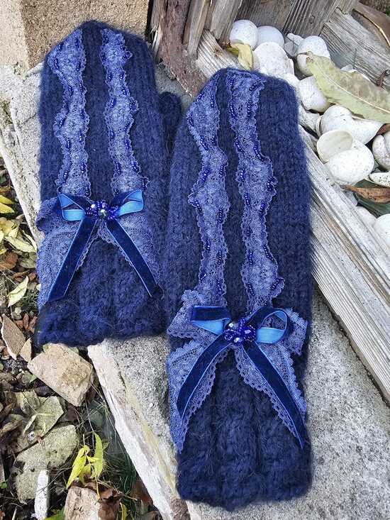 Knitted mittens with lace - dark blue 