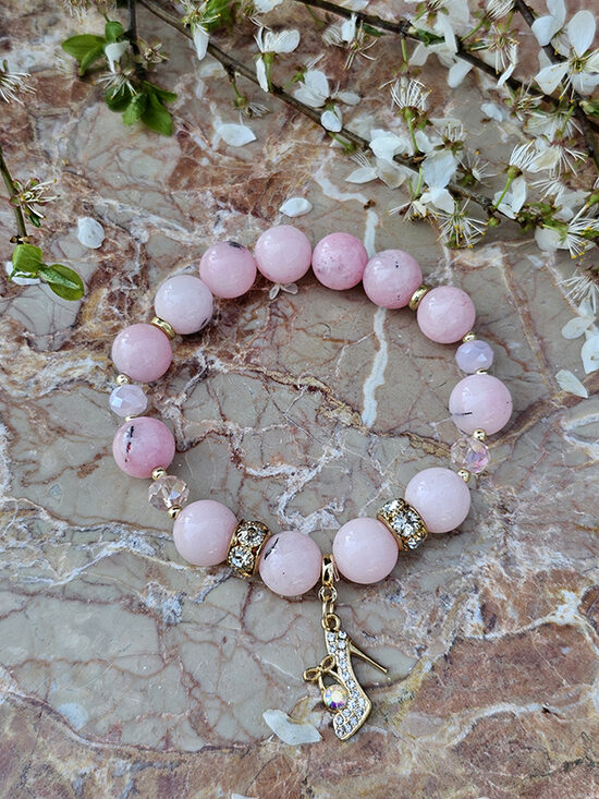 Natural stone bead bracelet - pink with gold color elements and high heel pendant 