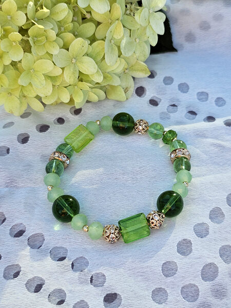 Glass bead bracelet - green with gold color elements 
