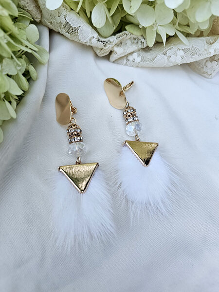 Clip earrings with fluff - white with gold colour fitting 