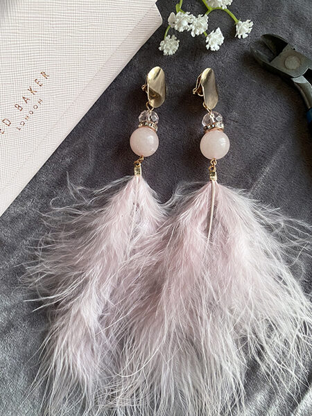 Clip earrings with feathers - light pink with oval form gold colour fitting 