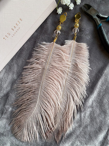 Clip earrings with feathers - beige pink with gold colour fitting 