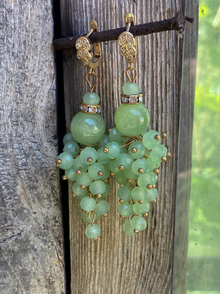 Dangling glass bead earrings - green