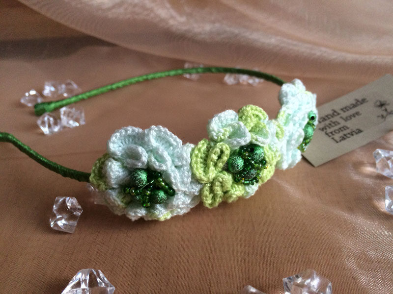 Hairband with crocheted flowers - white with green 