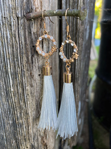 Tassel earrings with hooks - white
