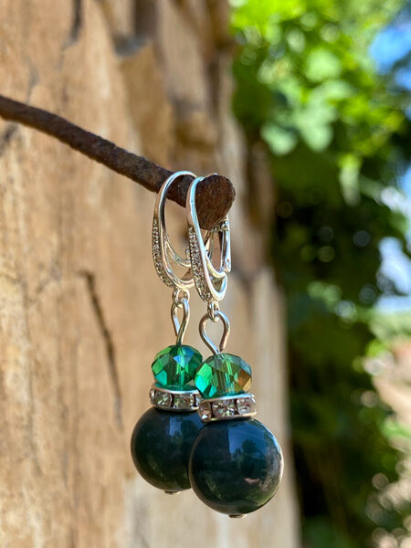 Stone bead earrings with leverback lock - emerald green 
