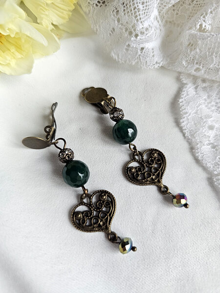 Stone bead clip earrings with a heart element - dark green 